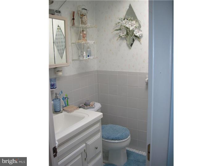 12307 Wyndom Road Philadelphia, PA 19154 - Photo 11 of 17 Bathroom