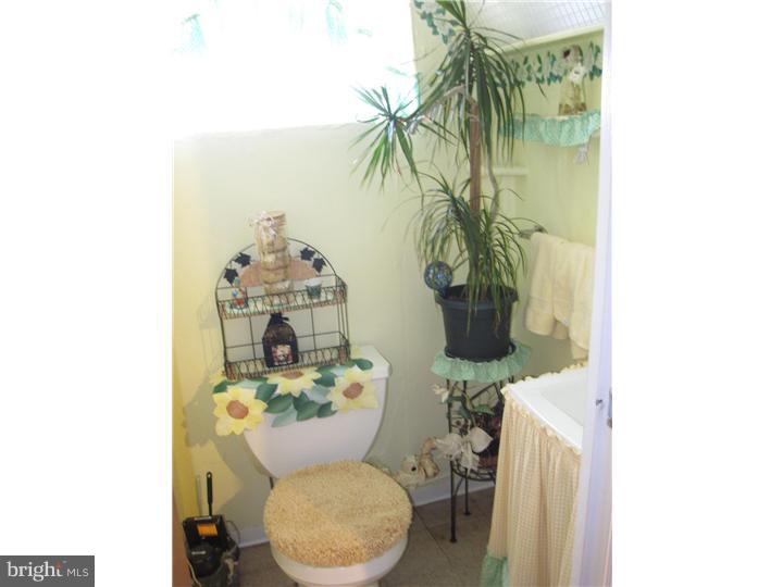 12307 Wyndom Road Philadelphia, PA 19154 - Photo 14 of 17 Bathroom