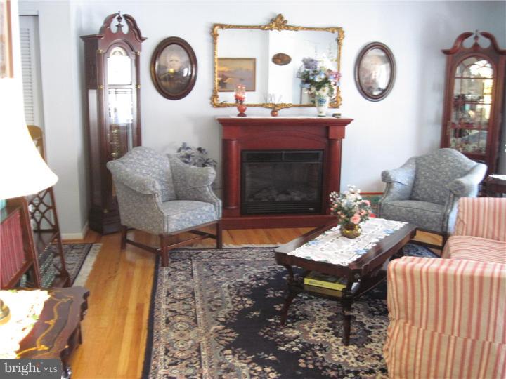 12307 Wyndom Road Philadelphia, PA 19154 - Photo 3 of 17 Living Room