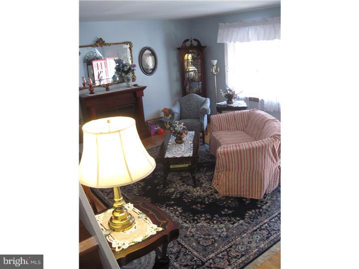 12307 Wyndom Road Philadelphia, PA 19154 - Photo 4 of 17 Living Room