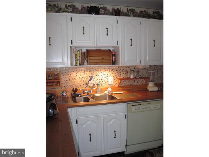 12307 Wyndom Road Philadelphia, PA 19154 - Photo 7 of 17 Kitchen