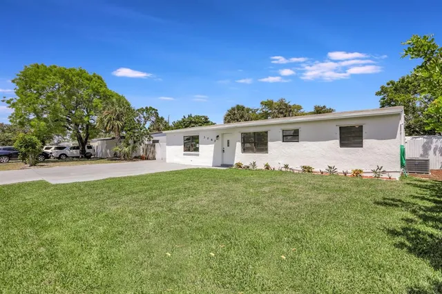a view of a yard in front of house