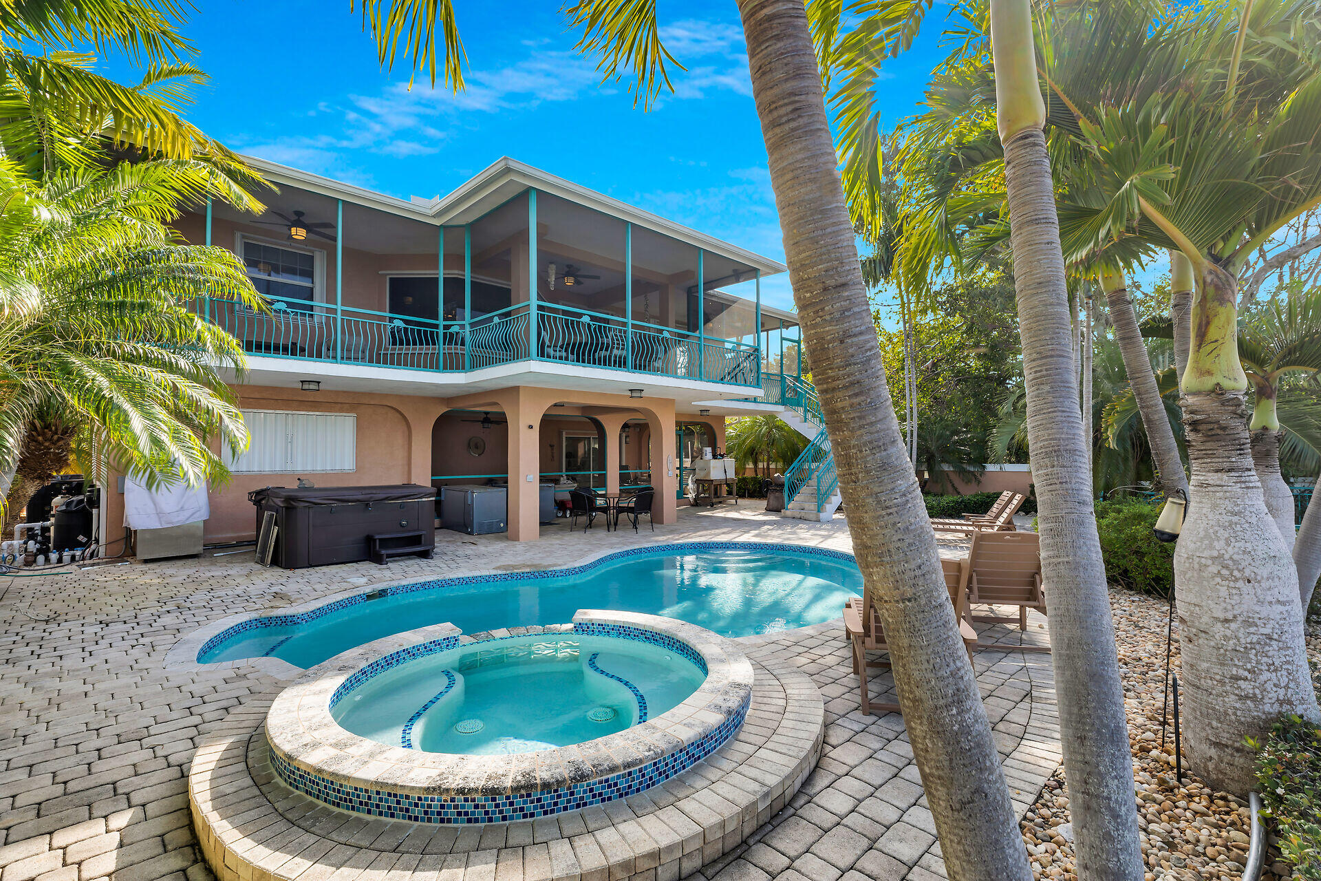 10 South Exuma Road Key Largo, FL 33037 - Photo 4 of 47 a view of a house with swimming pool