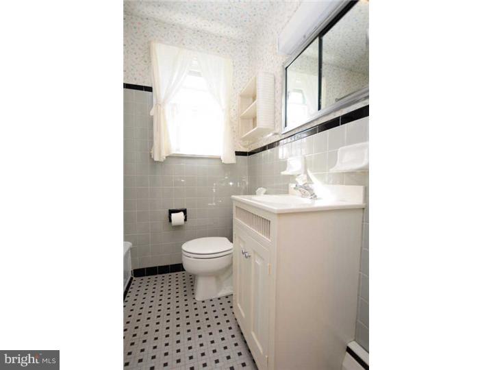 175 Dayleview Road Berwyn, PA 19312 - Photo 14 of 25 Bathroom