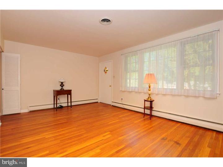 175 Dayleview Road Berwyn, PA 19312 - Photo 6 of 25 Living Room