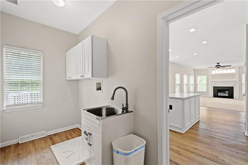 543 Hickory Grade Road Bridgeville, PA 15017 - Photo 8 of 32 a bathroom with a toilet a sink and mirror