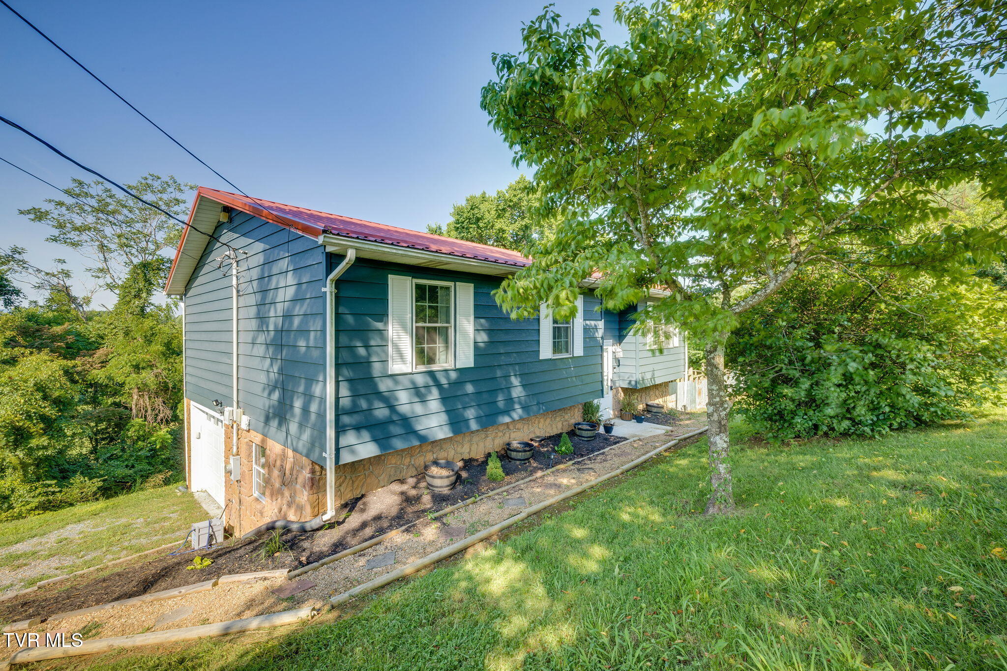 250 Riggs Road Watauga, TN 37694 - Photo 2 of 38 001