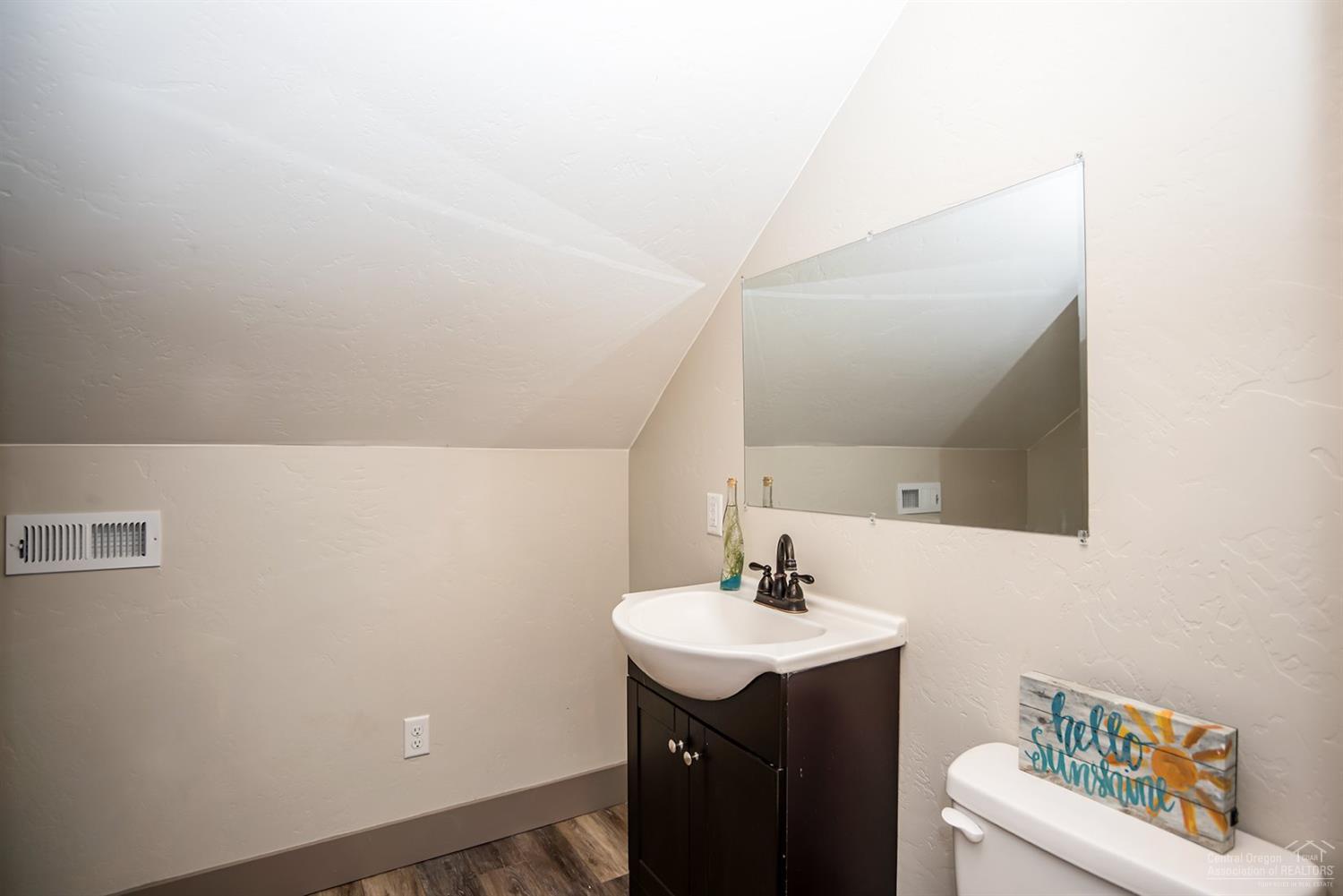17325 Elsinore Road Bend, OR 97707 - Photo 21 of 25 Upstairs bathroom