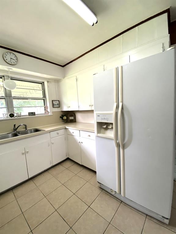 810 Poleman Road Shreveport, LA 71107 - Photo 12 of 25 a kitchen with white cabinets and white appliances