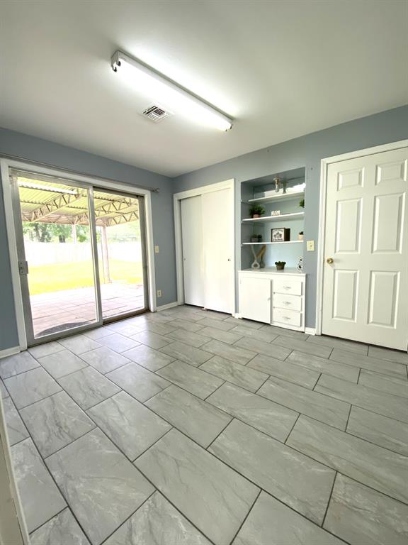 810 Poleman Road Shreveport, LA 71107 - Photo 16 of 25 a view of an empty room with a window