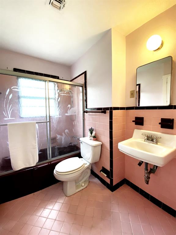 810 Poleman Road Shreveport, LA 71107 - Photo 17 of 25 a bathroom with a toilet sink and mirror