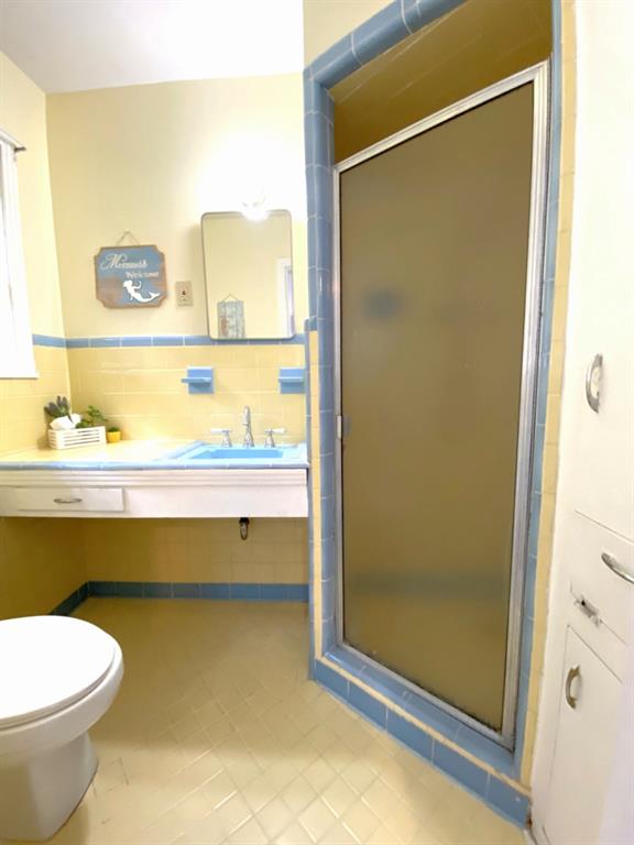 810 Poleman Road Shreveport, LA 71107 - Photo 20 of 25 a bathroom with a sink and a mirror