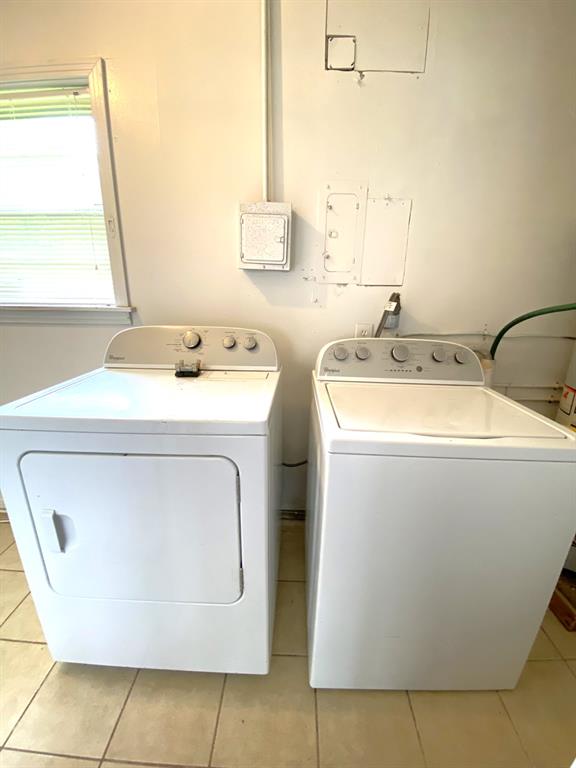 810 Poleman Road Shreveport, LA 71107 - Photo 21 of 25 a utility room with a sink washer and dryer