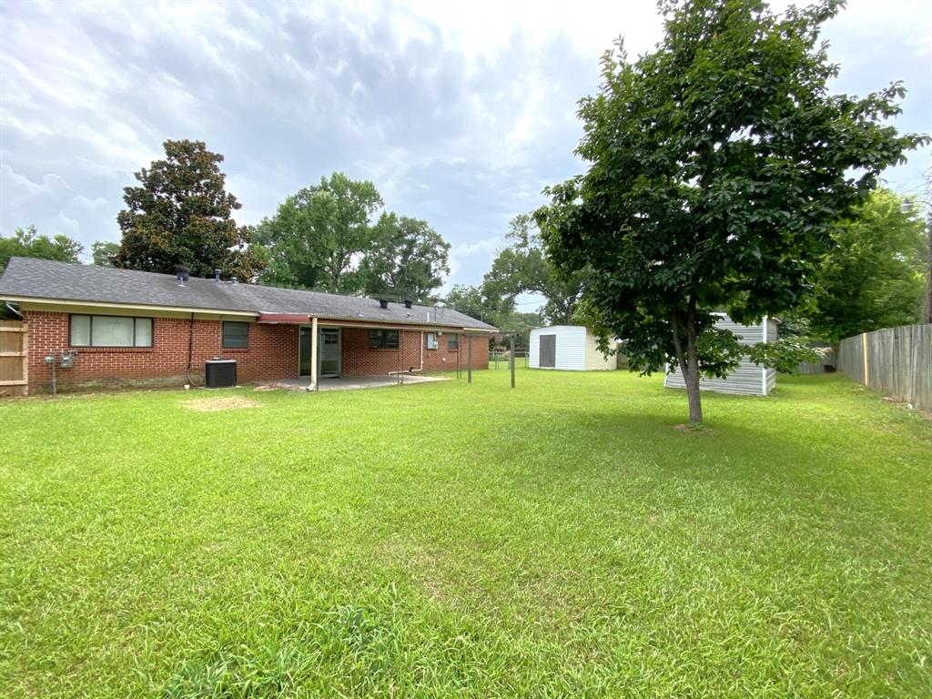 810 Poleman Road Shreveport, LA 71107 - Photo 24 of 25 a backyard of a house with plants and large tree