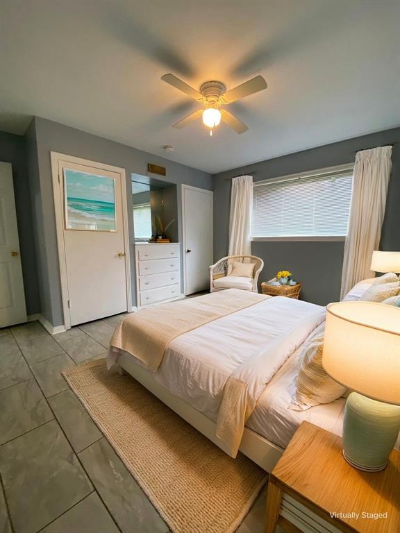 810 Poleman Road Shreveport, LA 71107 - Photo 4 of 25 a bedroom with a bed and a large mirror