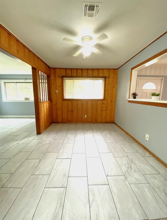 810 Poleman Road Shreveport, LA 71107 - Photo 8 of 25 a view of an empty room with a window