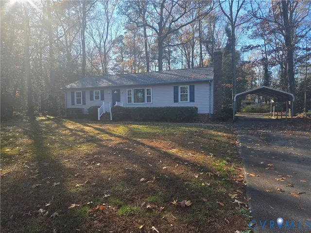 a view of back yard of the house