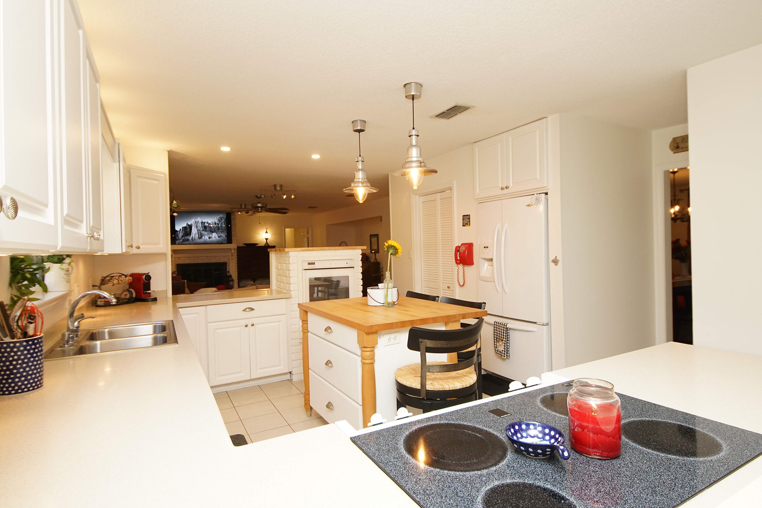 216 Country Club Road Shalimar, FL 32579 - Photo 18 of 59 a very nice looking room with a table and chairs