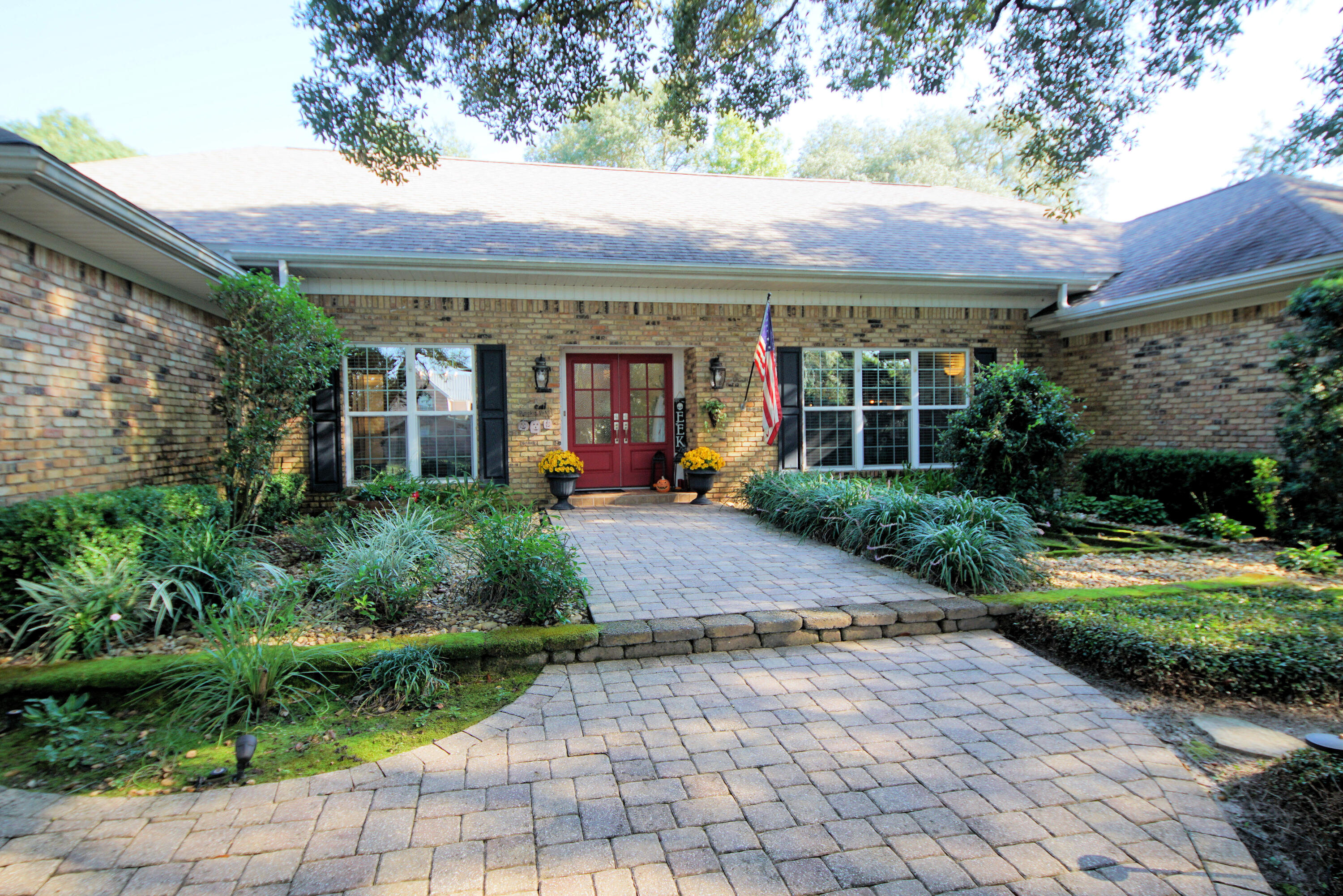 216 Country Club Road Shalimar, FL 32579 - Photo 4 of 59 a view of a house with garden and plants