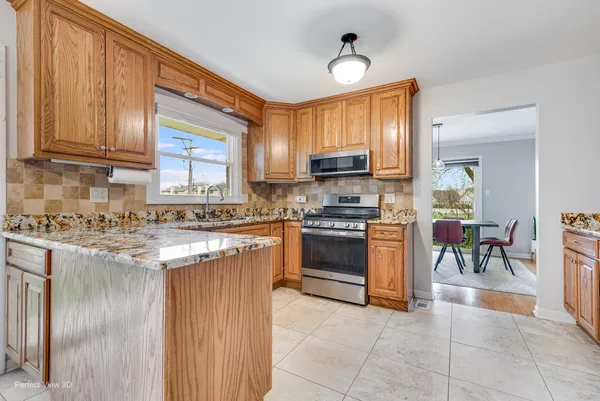 $579,000 | 1003 West Hintz Road, Arlington Heights, IL 60004