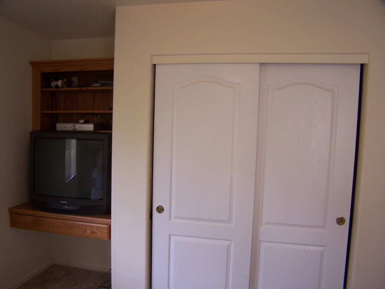 16144 Zandell Road Anderson, CA 96007 - Photo 16 of 24 Built-ins in bedrooms