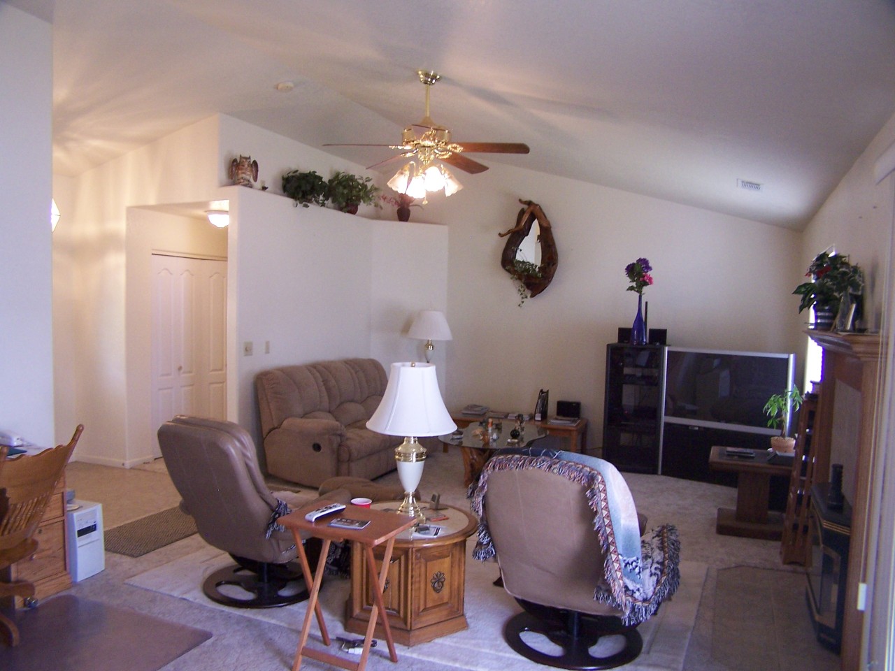 16144 Zandell Road Anderson, CA 96007 - Photo 7 of 24 Oversized Living Room