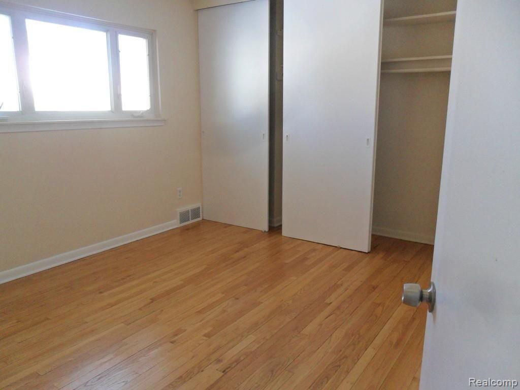 2505 Middlefield Road Trenton, MI 48183 - Photo 6 of 10 SAM_3747.jpg