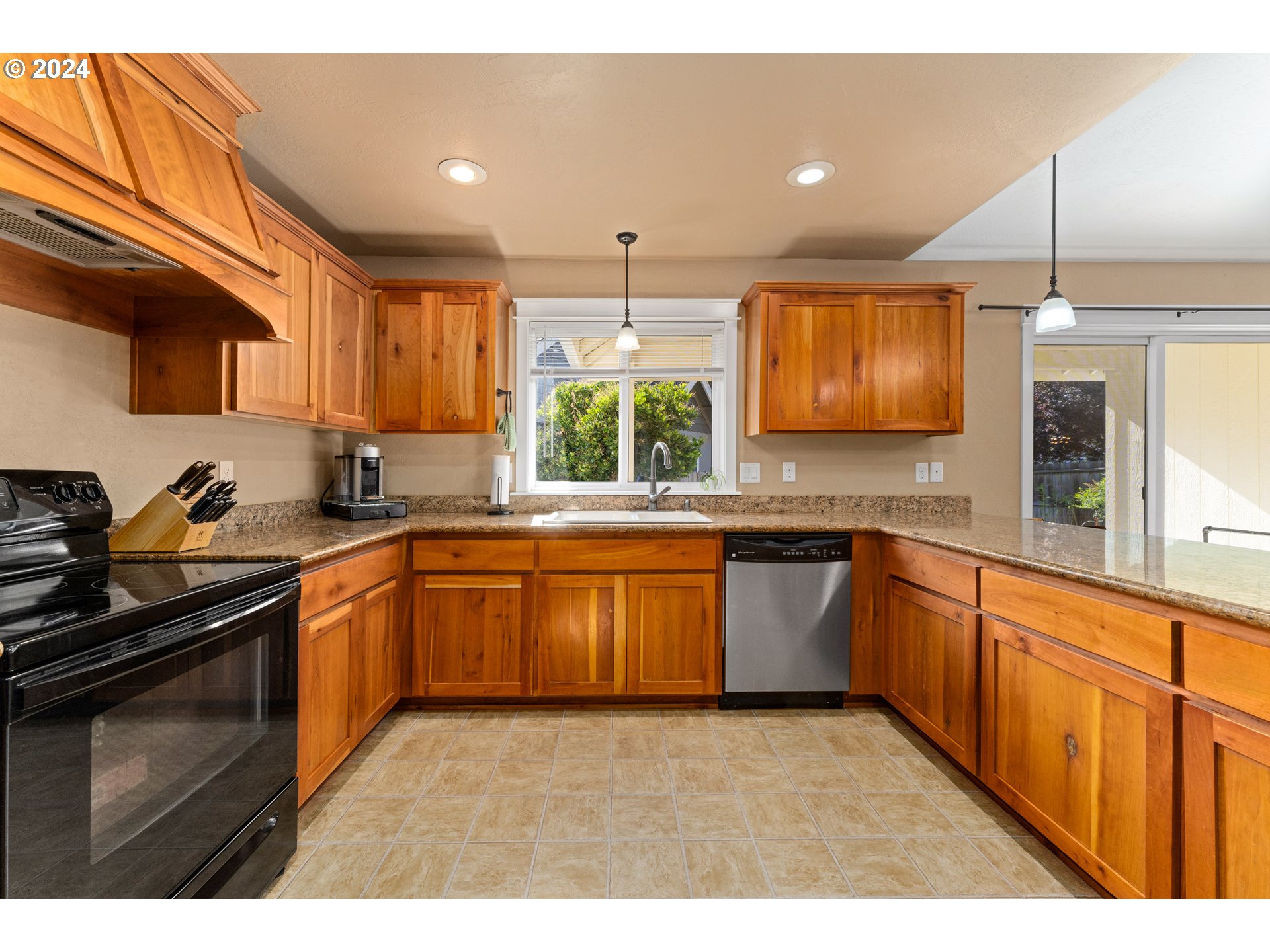 159 Southeast Yorktown Road Grants Pass, OR 97527 - Photo 11 of 33 Gallery Image 11
