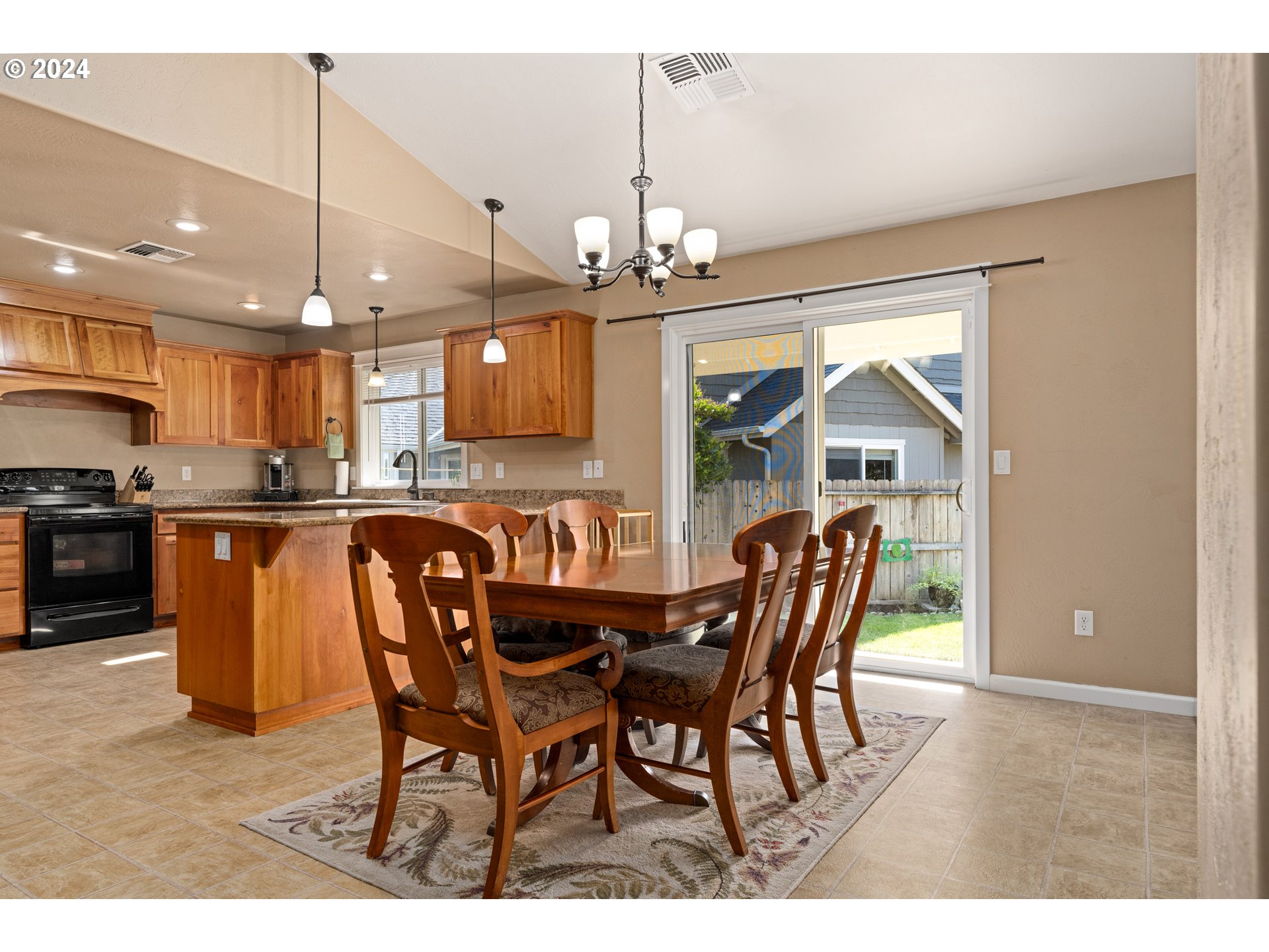 159 Southeast Yorktown Road Grants Pass, OR 97527 - Photo 9 of 33 Gallery Image 9
