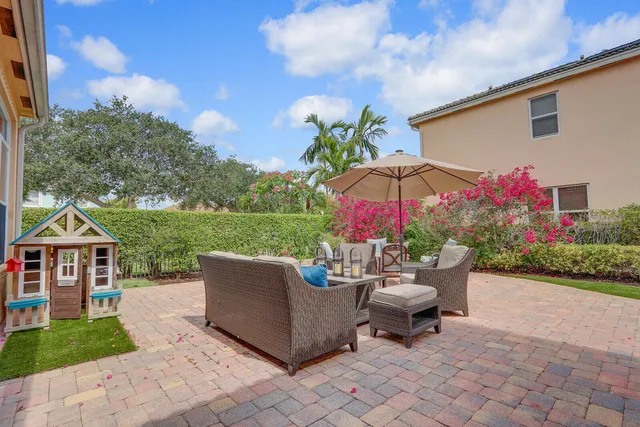 $1,099,995 | 146 Magnolia Way, Tequesta, FL 33469