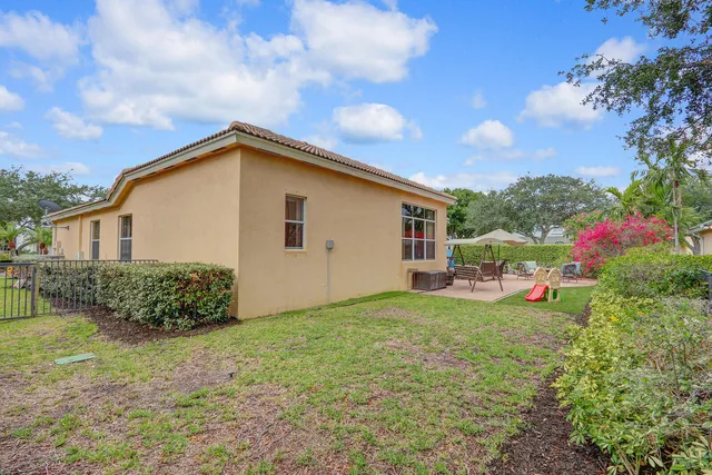 $1,099,995 | 146 Magnolia Way, Tequesta, FL 33469