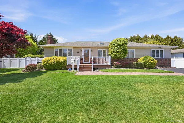 $749,000 | 164 Eastwood Avenue, Deer Park, NY 11729