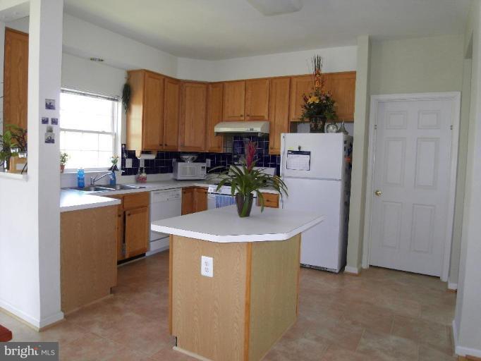 13339 Copper Ridge Road Germantown, MD 20874 - Photo 4 of 20 a kitchen with a sink stove and refrigerator