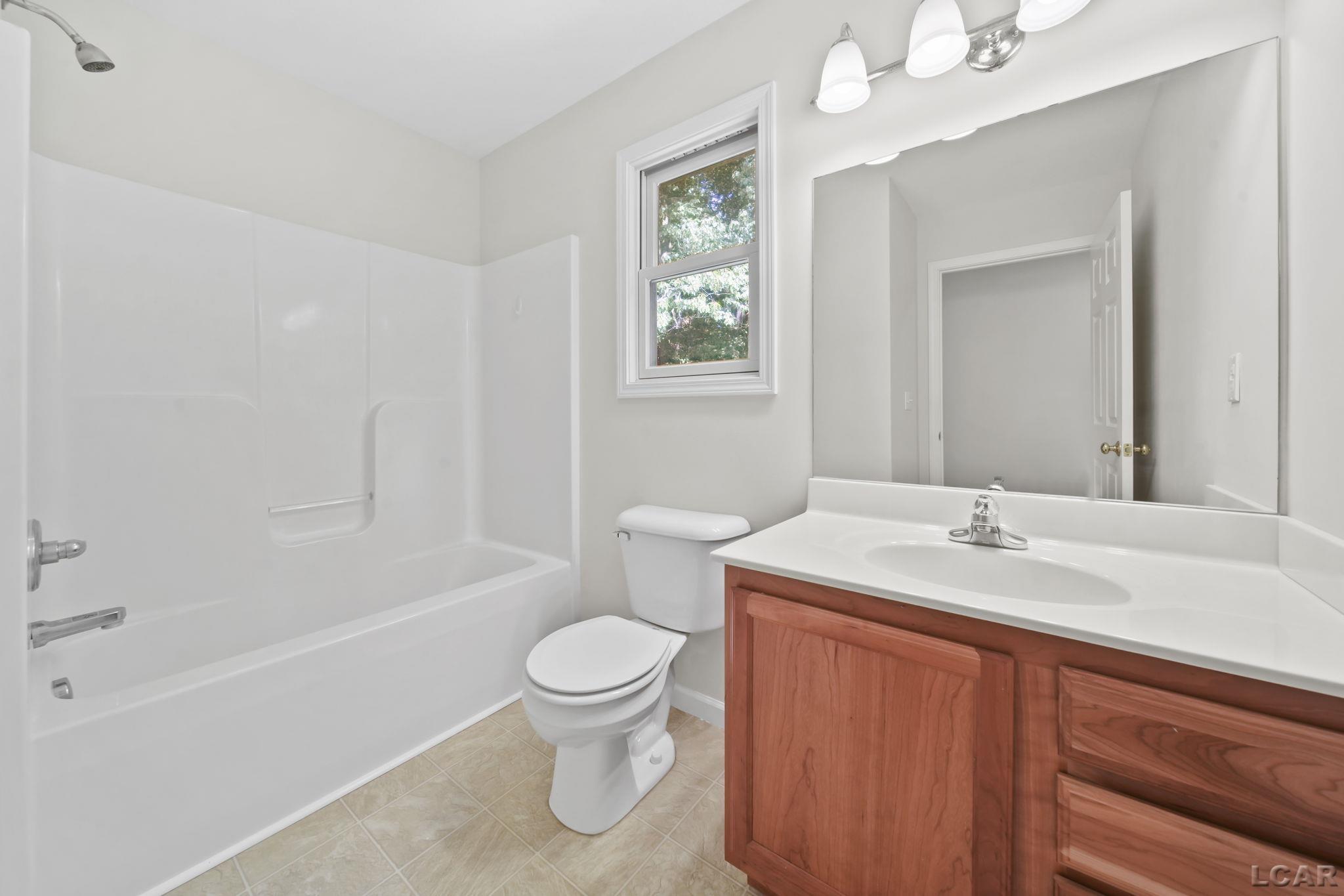 1692 Rivers Edge Court Adrian, MI 49221 - Photo 11 of 39 50184842-02e69ed5-d046-41e4-9cf4-a312a337df4e.JPG