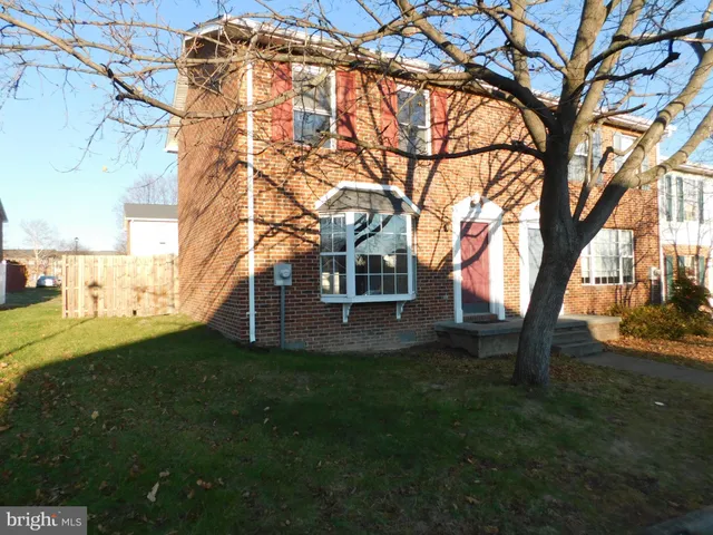 a view of back yard of the house