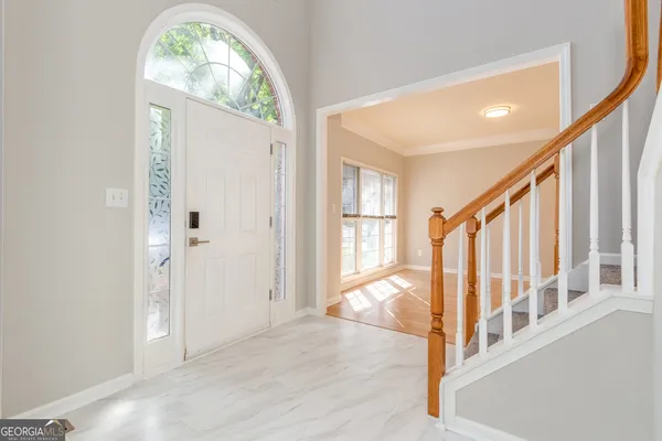 a street sign that is in front of flowers