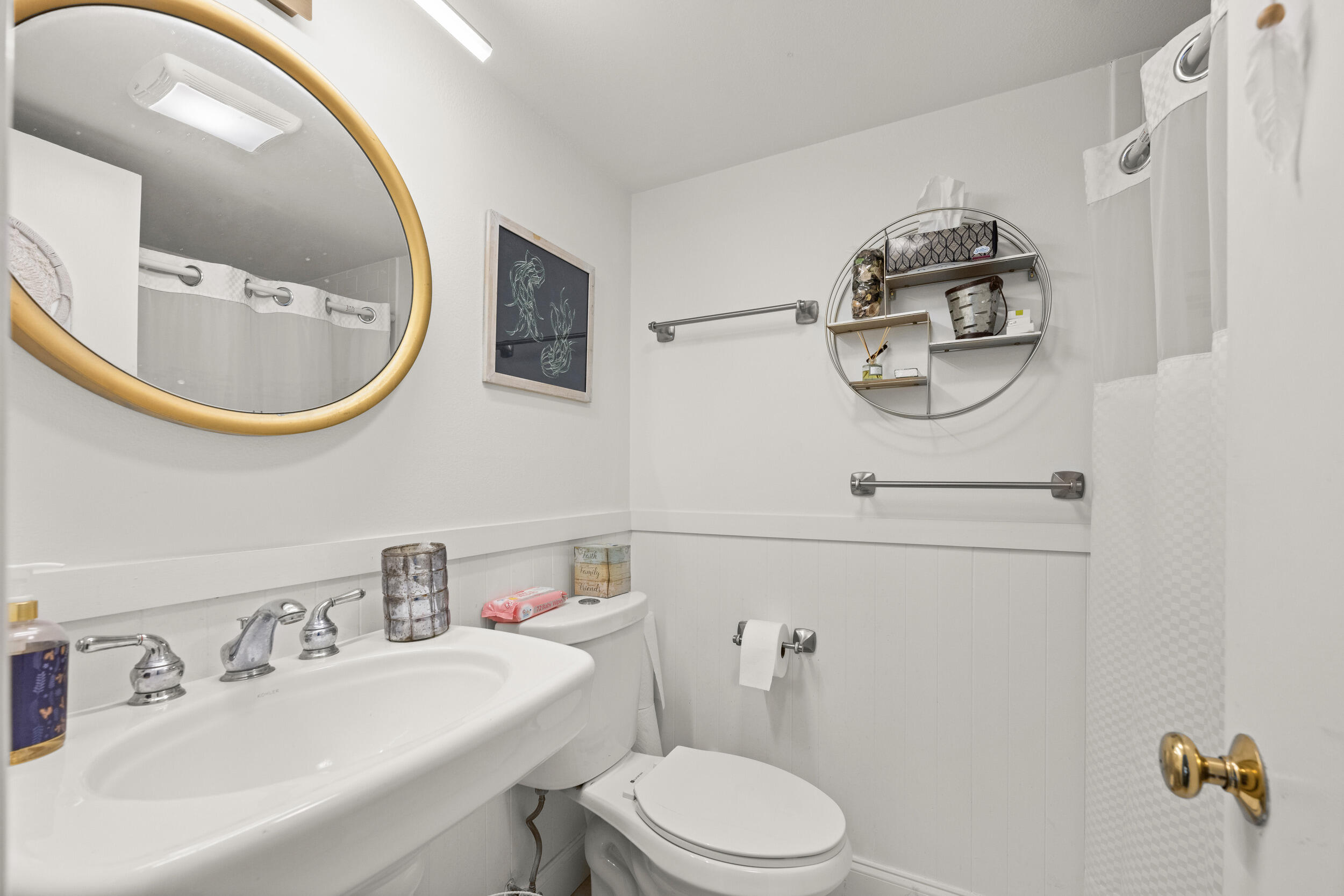 231 East Lantana Road, Unit 402 Lantana, FL 33462 - Photo 16 of 36 Second Bath