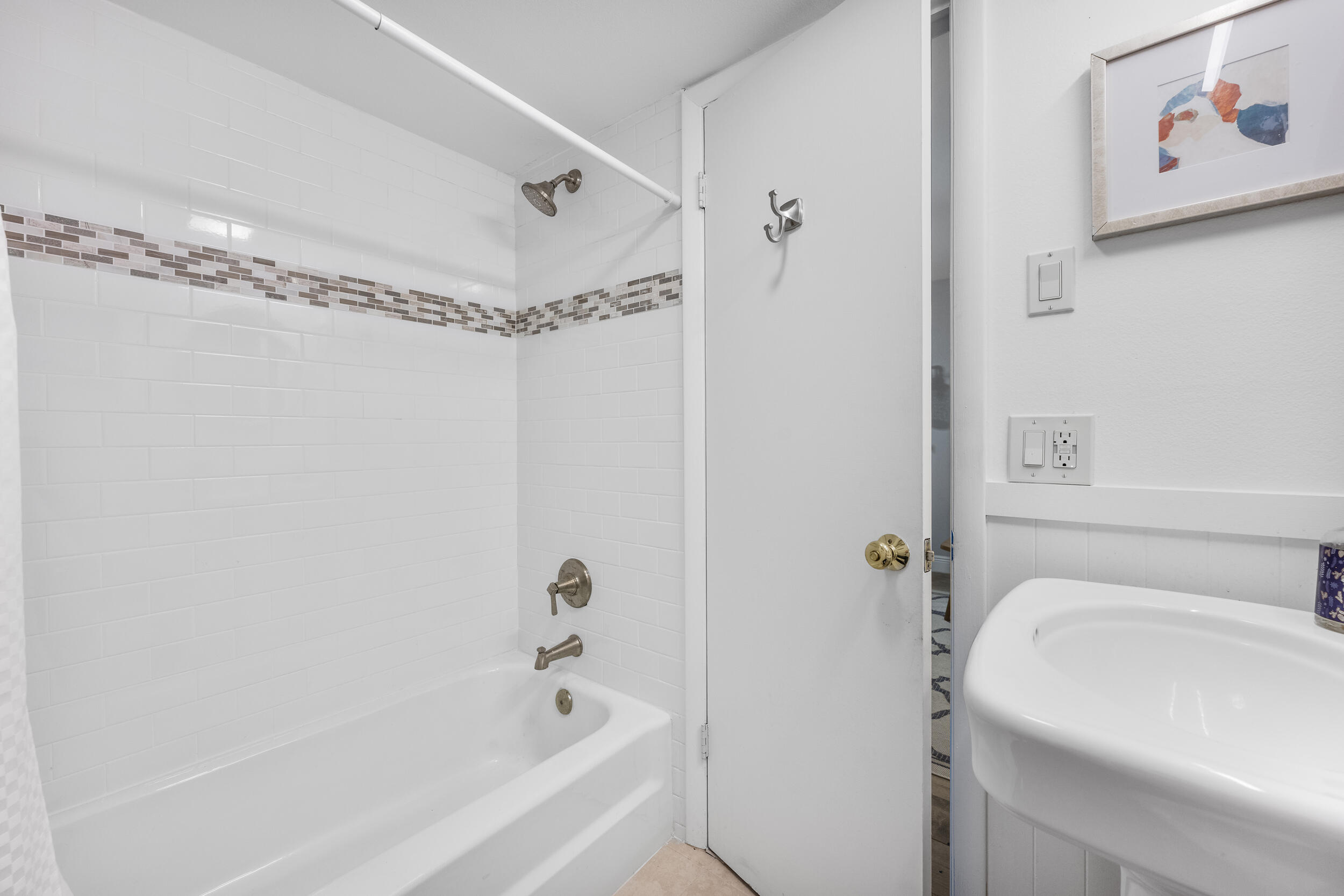 231 East Lantana Road, Unit 402 Lantana, FL 33462 - Photo 17 of 36 Second Bath