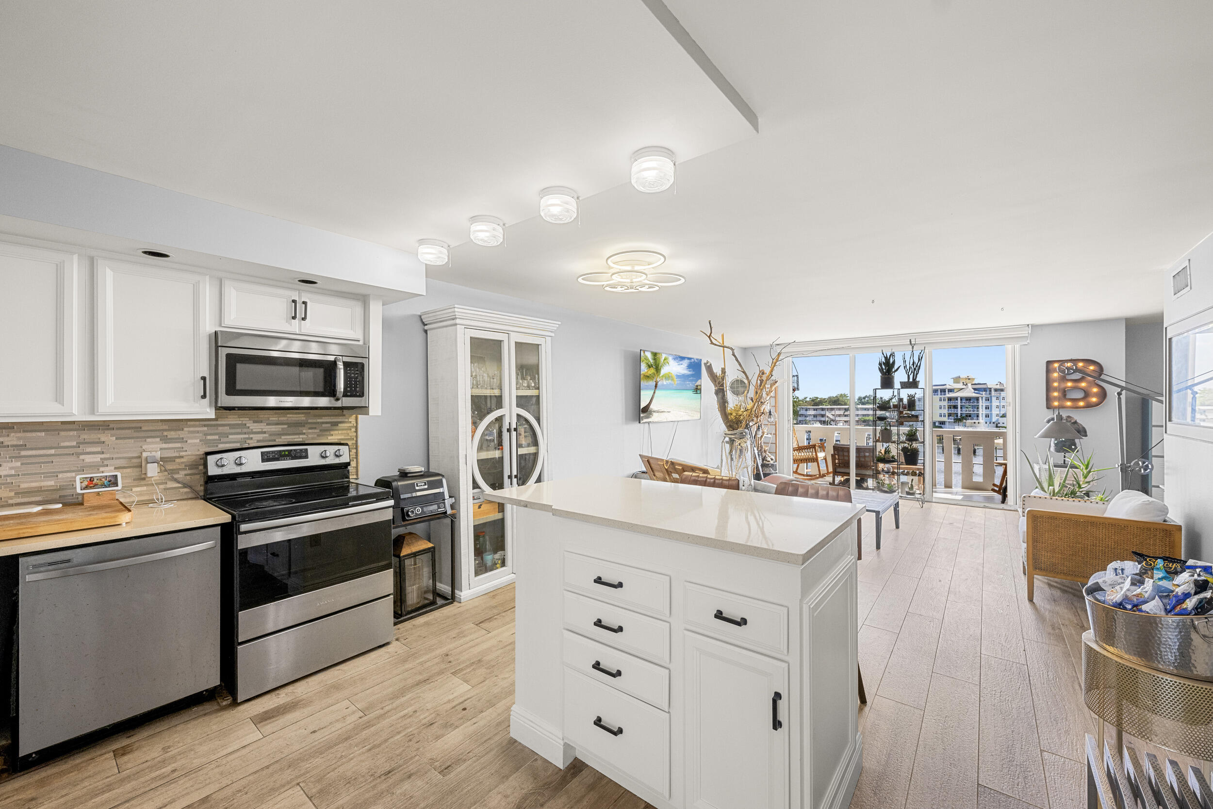 231 East Lantana Road, Unit 402 Lantana, FL 33462 - Photo 4 of 36 Kitchen