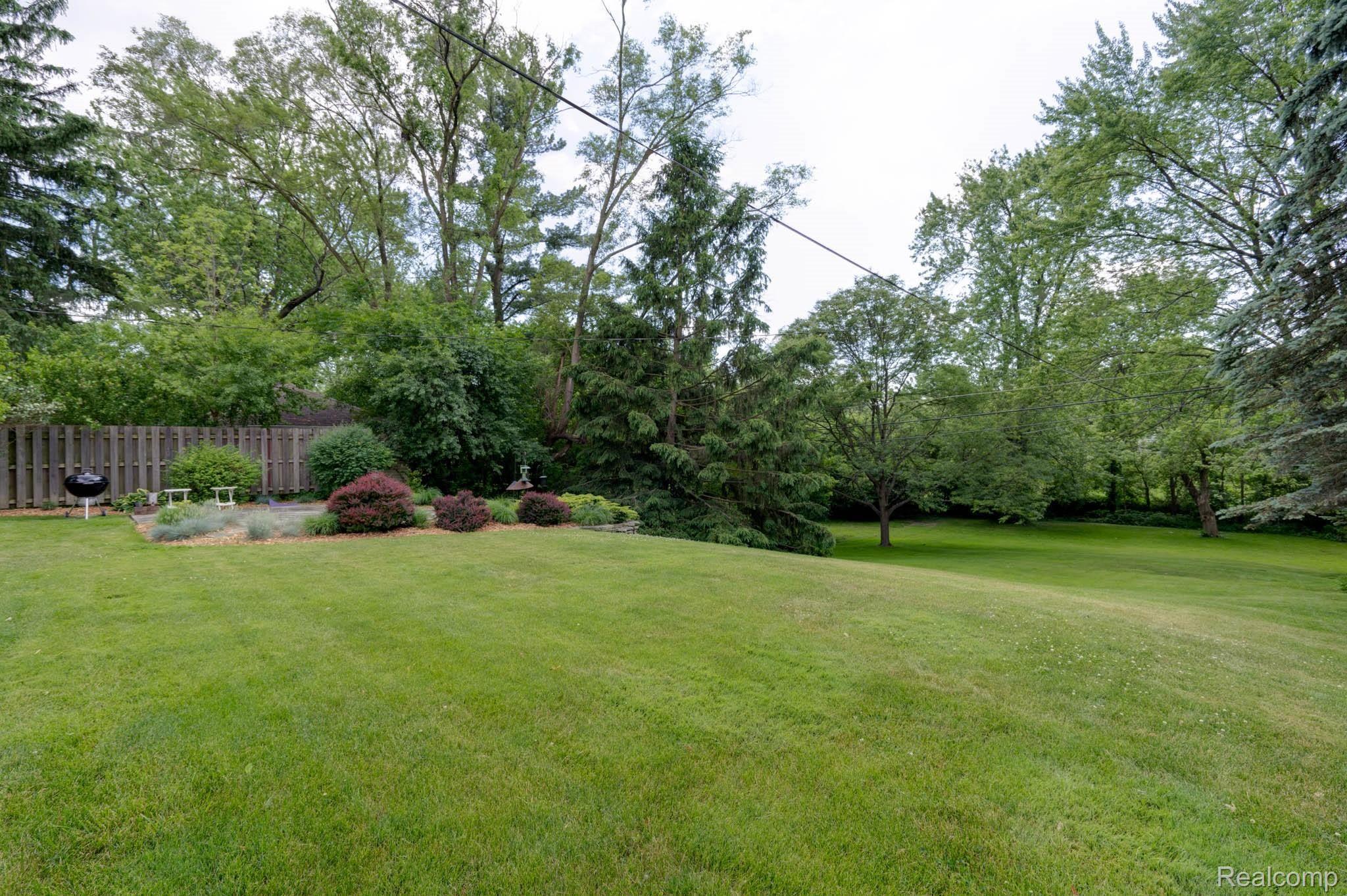 16849 Rougeway Street Livonia, MI 48154 - Photo 27 of 28 Your own private Oasis