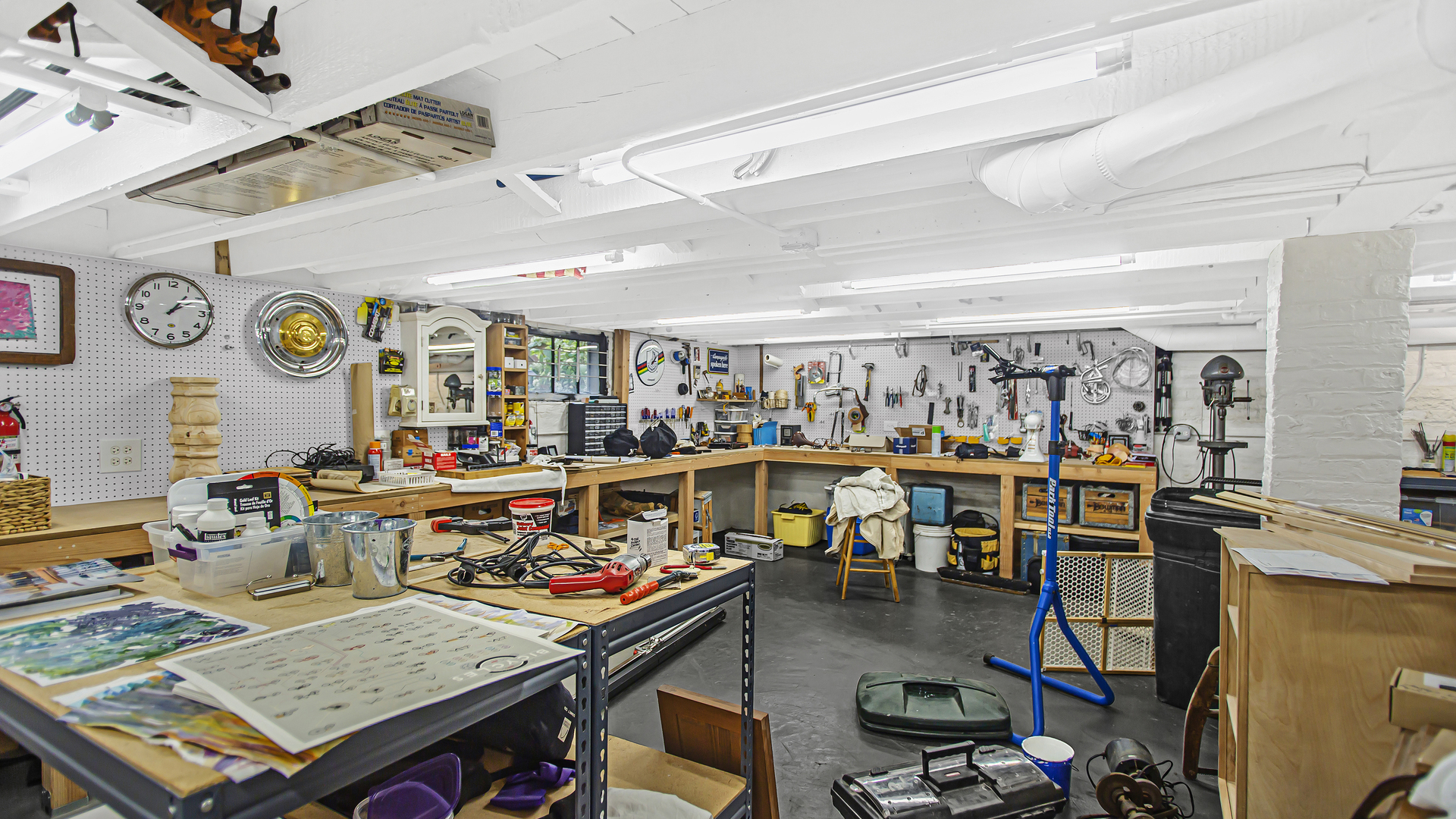 Undisclosed Address Evanston, IL 60201 - Photo 20 of 30 a living room with lots of furniture