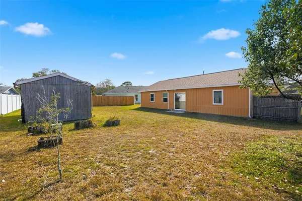 a view of back yard of the house