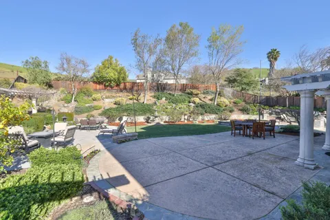 a view of a backyard