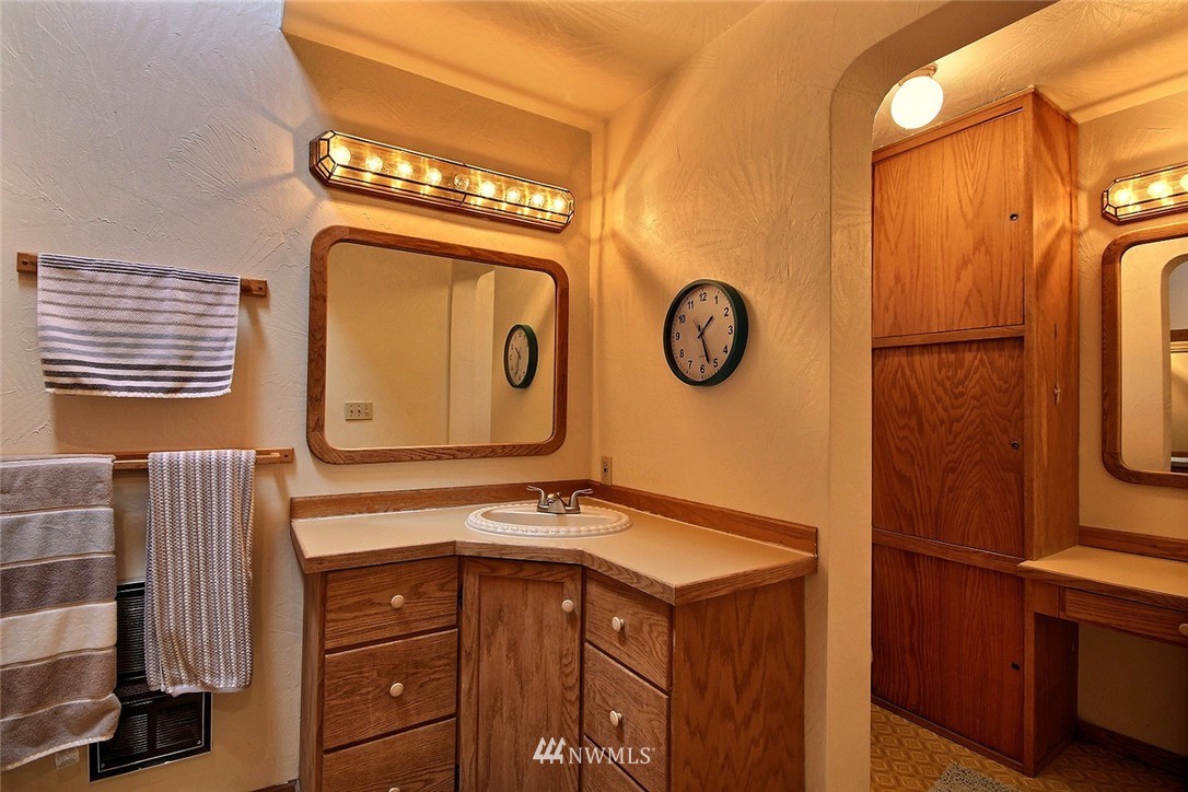 2018 Northeast 12th Street Renton, WA 98056 - Photo 11 of 17 Gallery Image 11