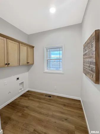 $379,500 | 28 Neylon Street, Mount Sterling, IL 62353