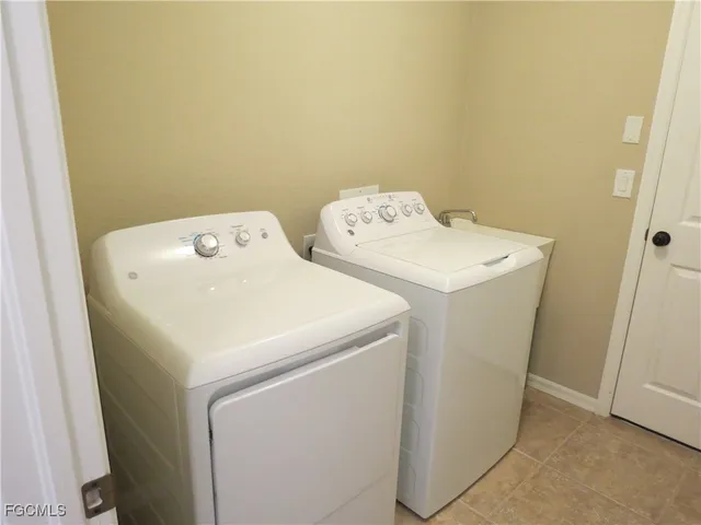 $2,450 | 4145 Southwest 9th Avenue, Cape Coral, FL 33914