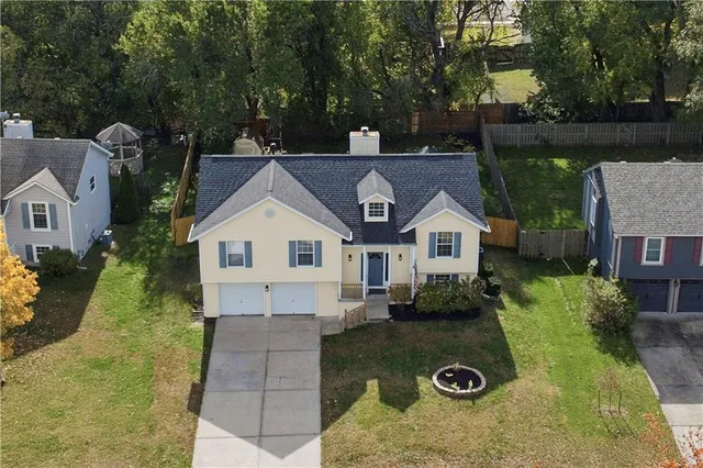 $330,000 | 1107 Huntington Lane, Greenwood, MO 64034