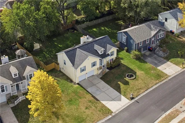 $330,000 | 1107 Huntington Lane, Greenwood, MO 64034