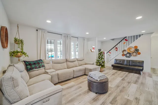 $749,999 | 10 Pickwick Court, Stony Brook, NY 11790