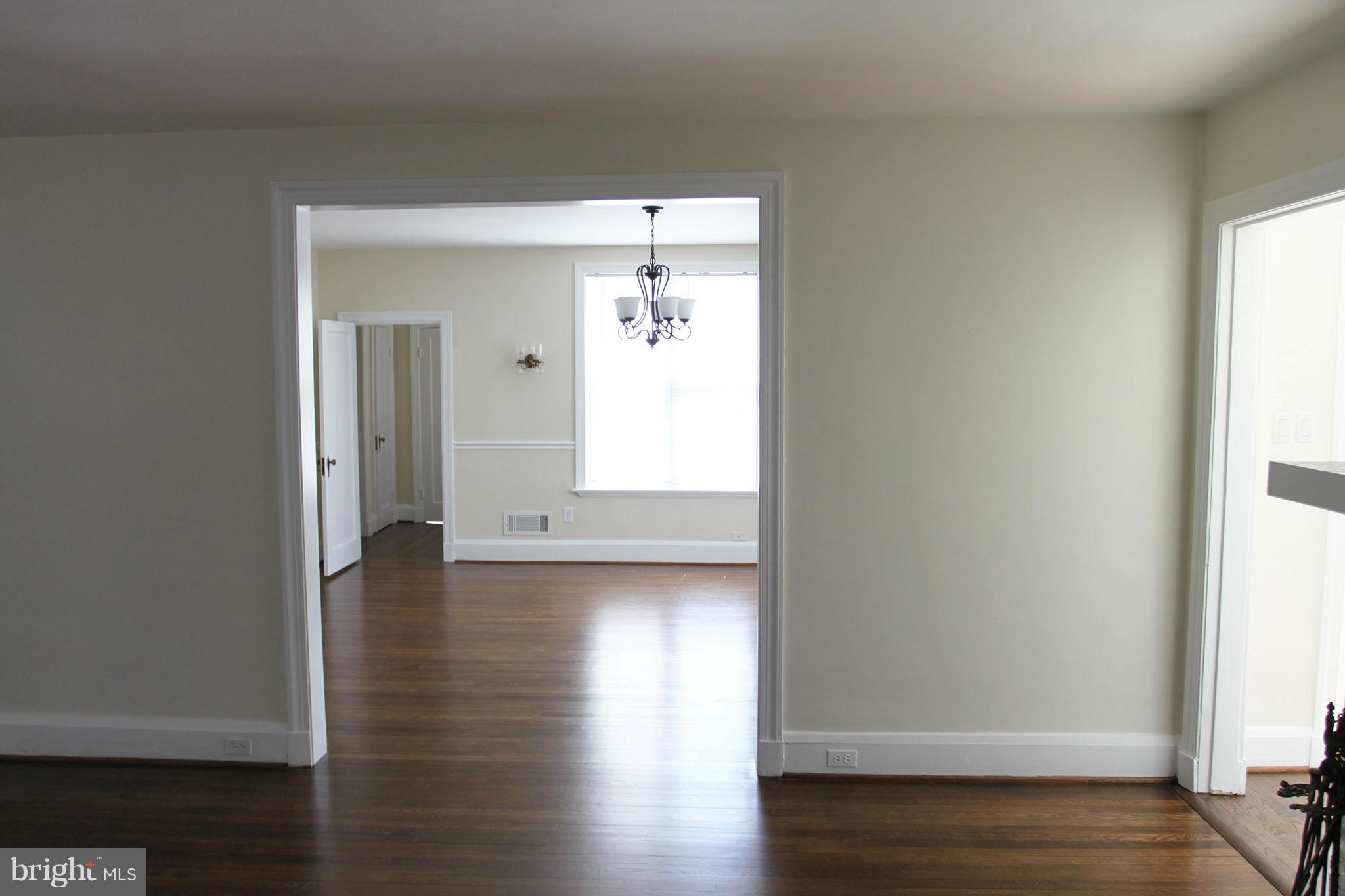 913 Kingston Road Baltimore, MD 21212 - Photo 11 of 30 Living Room